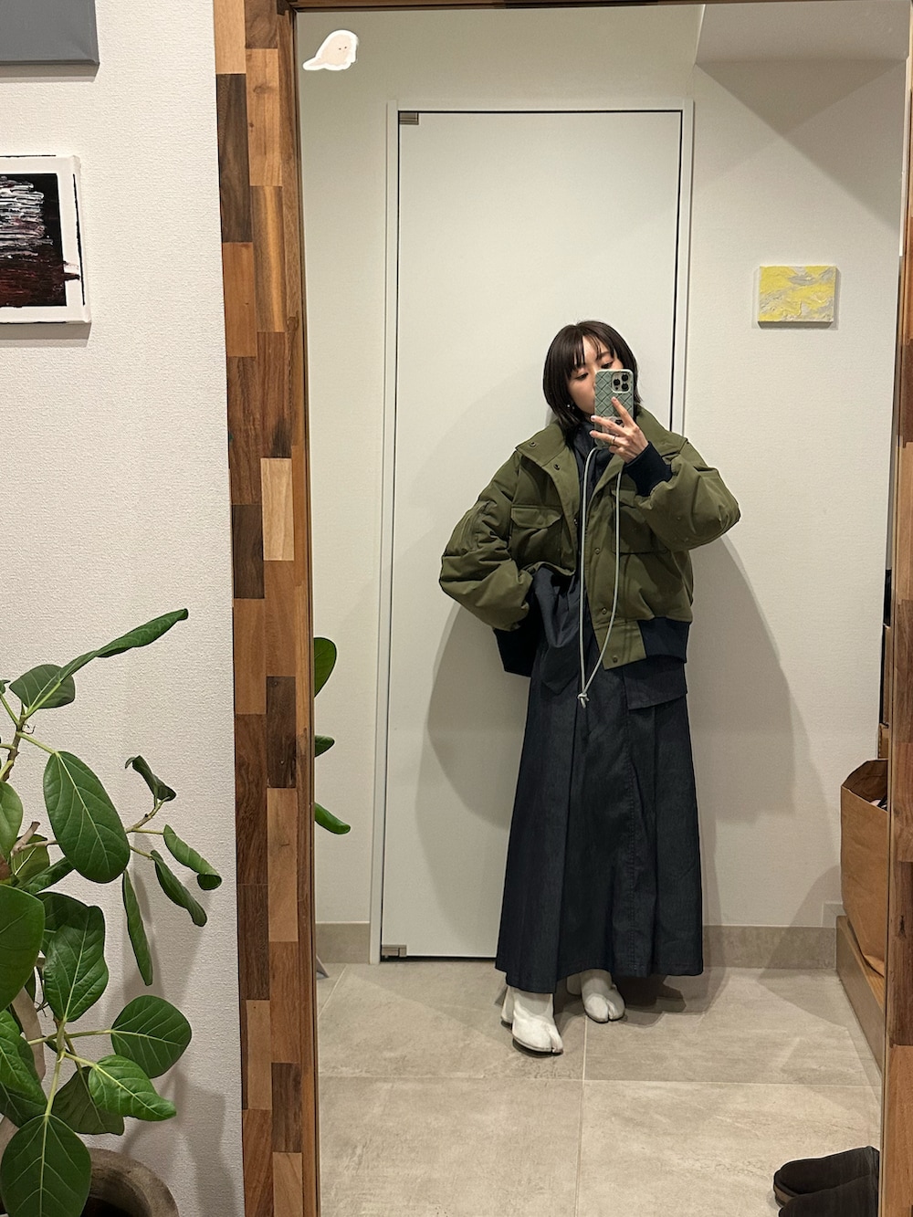 「春服デビュー宣言、春、fukuu、ふくうコーデ、高橋愛、MA-1、カーキ、セットアップ、デニム、デニムシャツ、デニムスカート」｜「fukuuのリサイクルポリエステル メンズライクボリュームアウター（ミリタリージャケット、グリーン系）」を使った、高橋愛さん（レディース・154cm）の春コーディネートの2枚目の写真