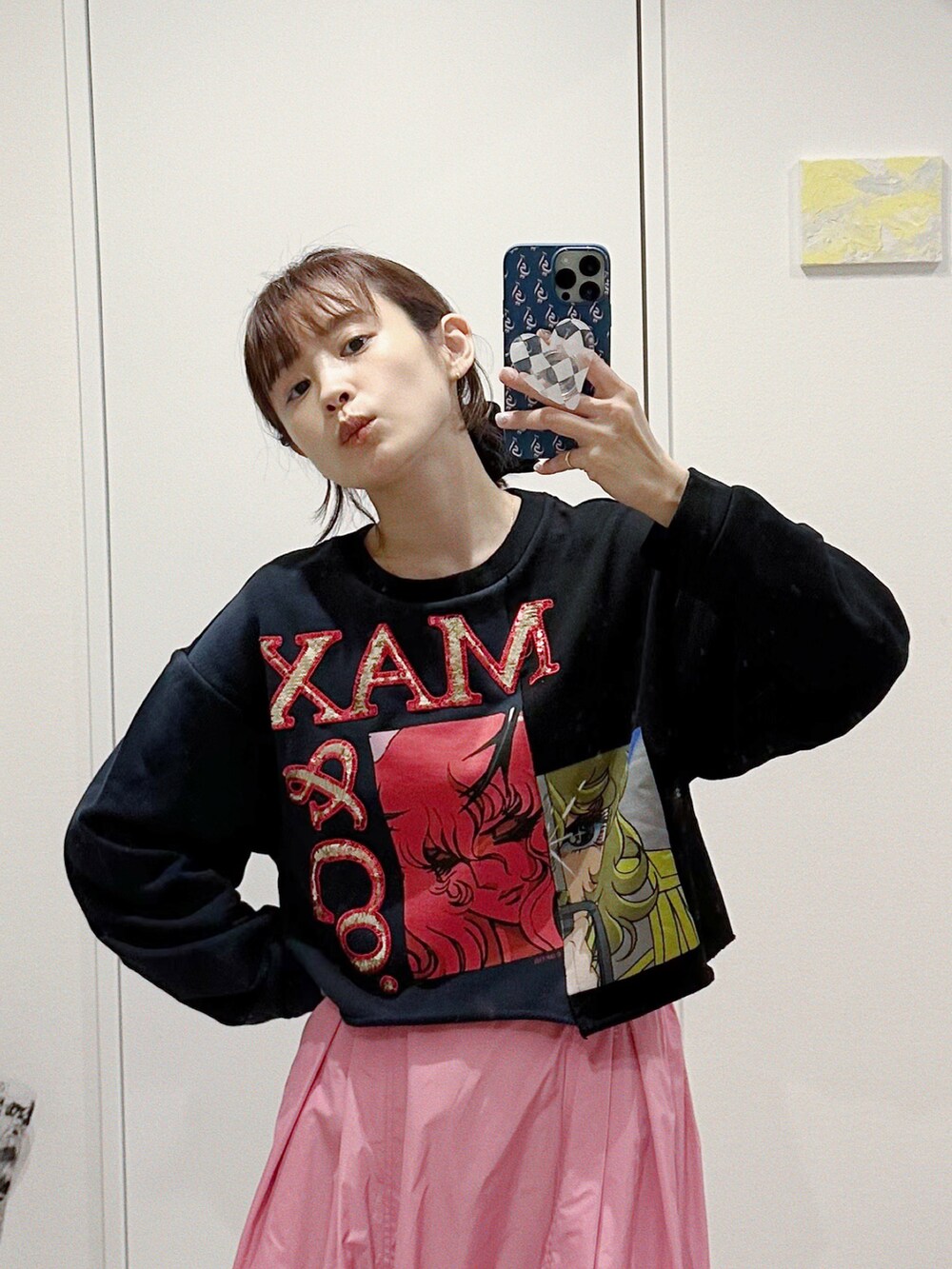 「ピンク、高橋愛、ふくうコーデ、fukuu、154cm、ymym、ロングスカート、ボリュームスカート、エコバッグ」｜「fukuuのリサイクルポリエステル メンズライクボリュームアウター（ミリタリージャケット、ブラック系）」を使った、高橋愛さん（レディース・154cm）の秋コーディネートの2枚目の写真