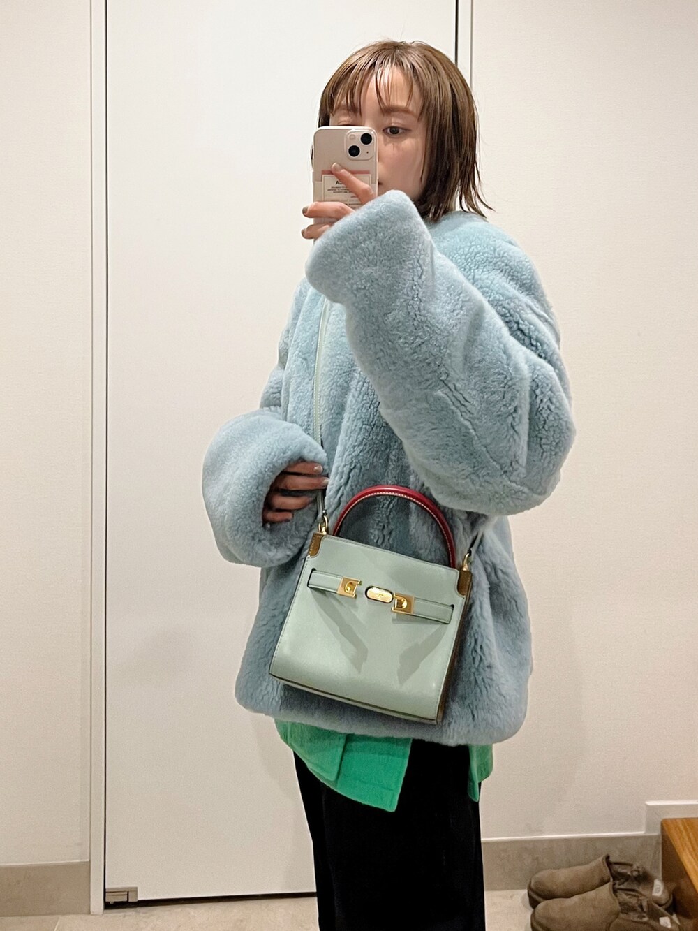 「春コーデ、パンツスタイル、春カラー、モードカジュアル、JILSANDER、LOEWE、Maison Margiela、FENDI、AKANE UTSUNOMIYA」｜「JIL SANDERのアイテム（トップス、ブルー系）」を使った、高橋愛さん（レディース・154cm）の春コーディネートの3枚目の写真
