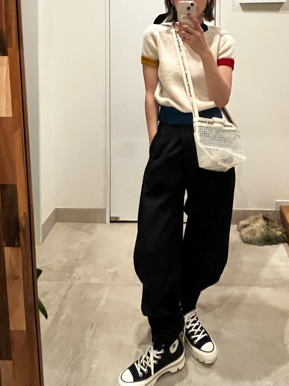 「オトナカジュアル、パンツコーデ、ラクチンコーデ、スニーカー、コンバース、コラボ、beautiful people、コンバースコラボ、ハイカットスニーカー、LOEWE、サマーニット、半袖ニット、ハーフアップ、ショート丈トップス」｜「beautiful peopleのアイテム（ニット/セーター、ホワイト系）」を使った、高橋愛さん（レディース・154cm）の春コーディネートの2枚目の写真