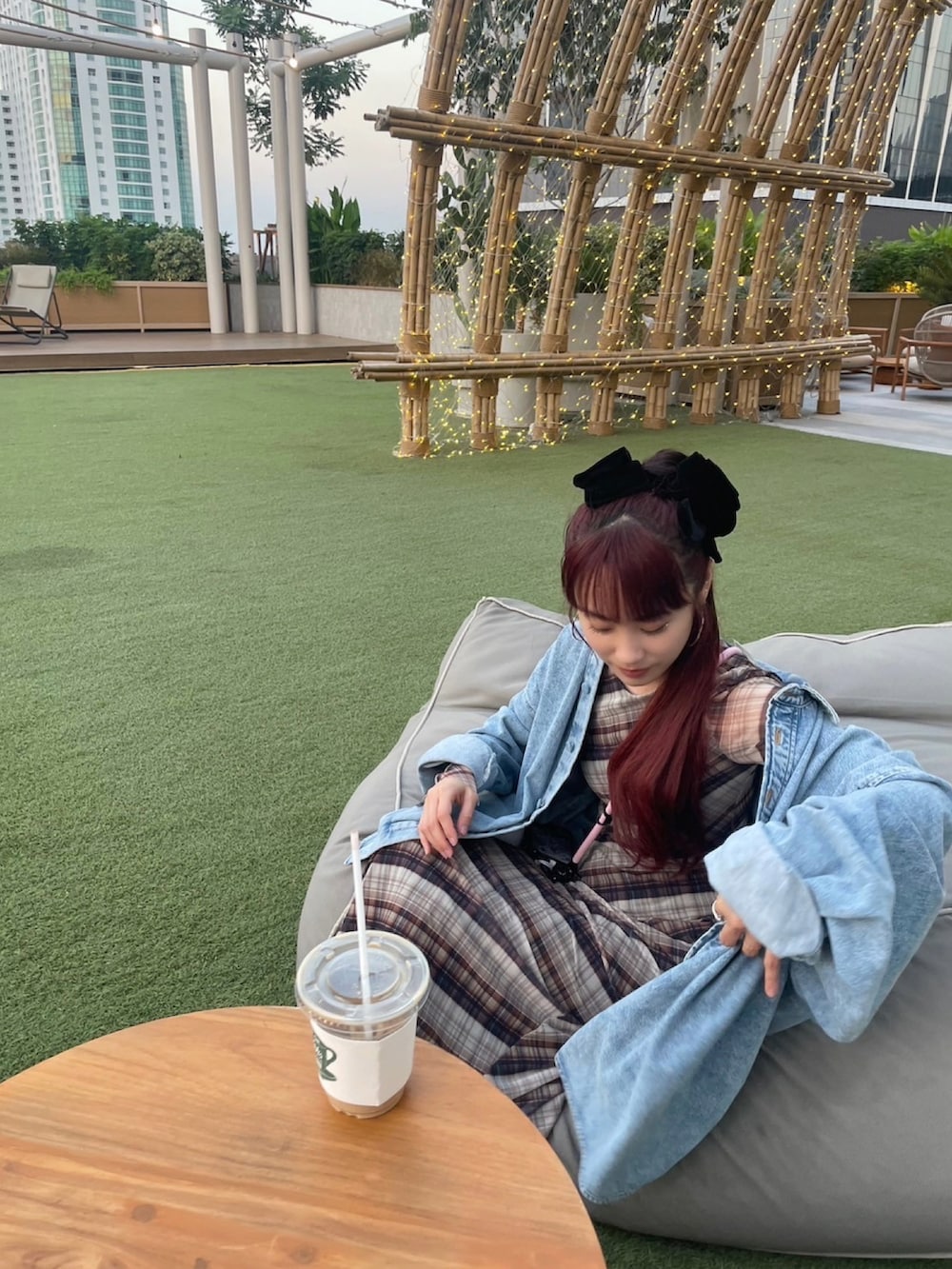 「おめかしコーデ、おめかしスタイル、初おろし、タイで初おろし、タイスタイル、タイコーデ、Thailand、AcneStudios、ZARA、高橋愛、ポニテ」｜「ZARAのアイテム（ワンピース/ドレス、ブラウン系）」を使った、高橋愛さん（レディース・154cm）の冬コーディネートの2枚目の写真