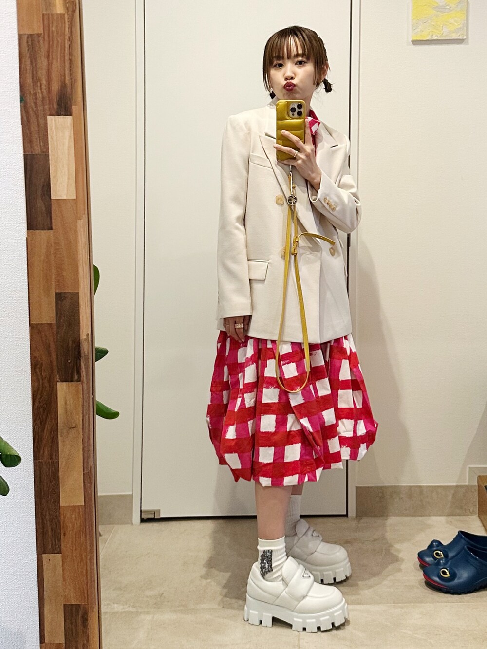 「春夏コーデ、オトナ女子、きれいめカジュアル、セットアップ、ユニクロマルニ、ユニクロ、バルーンスカート、チェック、ローファー、ローファー×靴下、PRADA」｜「20000000 fragmentsのアイテム（ジャケット/アウター、ホワイト系）」を使った、高橋愛さん（レディース・154cm）の春コーディネートの2枚目の写真