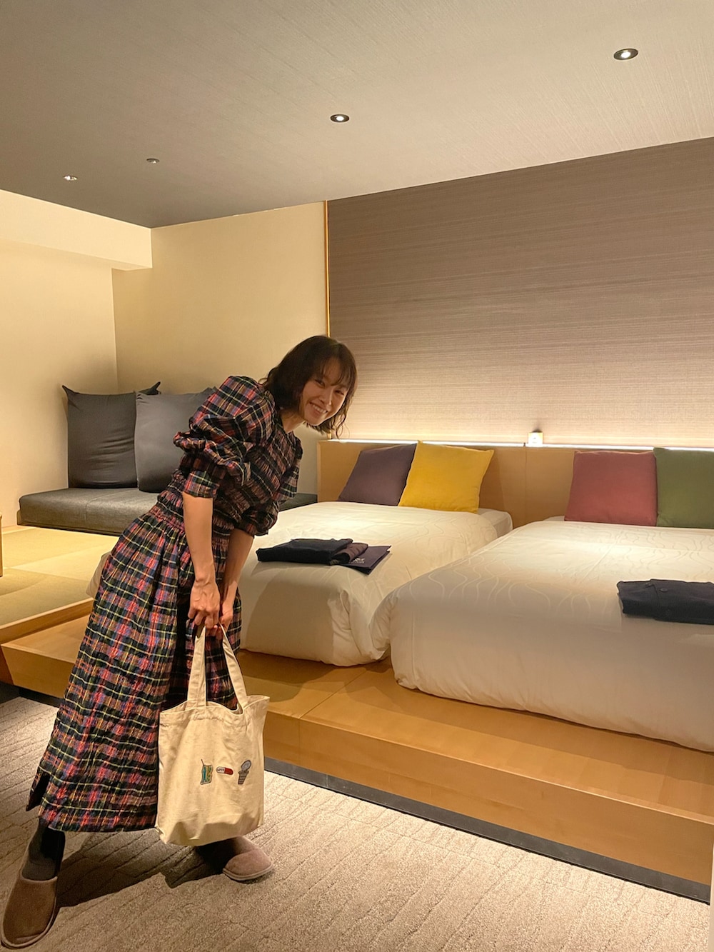 「ごきげんウィーク、ラクチンコーデ、大人コーデ、オトナカジュアル、名探偵コナン、GANNI、ガニー、高橋愛、154cm、コナングッズ、ボブ」｜「GANNIのアイテム（ワンピース/ドレス、レッド系）」を使った、高橋愛さん（レディース・154cm）の春コーディネートの2枚目の写真