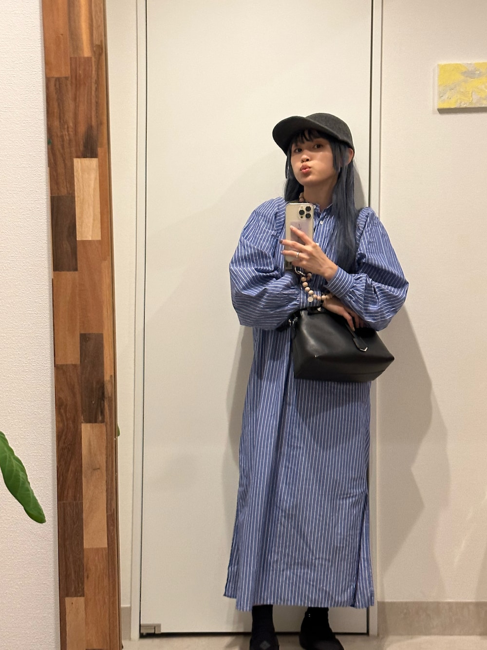 「青が好き、高橋愛、PHEENY、ストライプ、154cm、UNIQLO、UNIQLO C、コロンビア、履きやすい靴」｜「PHEENYのアイテム（シャツワンピース、ブルー系）」を使った、高橋愛さん（レディース・154cm）の秋コーディネートの2枚目の写真