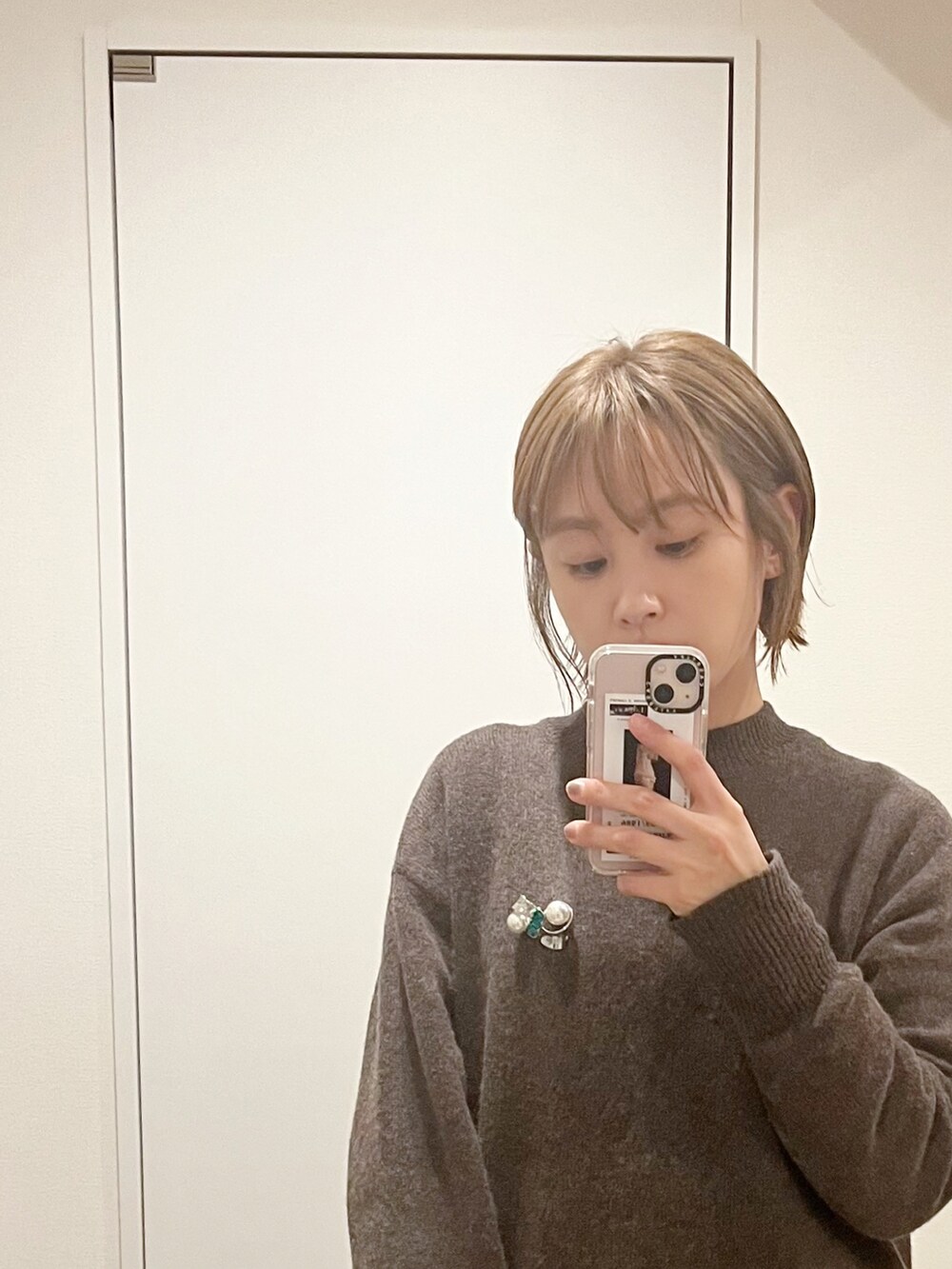 「ニットアップ、fukuu、ふくうコーデ、高橋愛、154cm、ブラウンニット、TOGA、ブローチ、tabi、Maison Margiela、カーキ、金髪、ショートヘア」｜「TOGAのアイテム（ブローチ/コサージュ、シルバー系）」を使った、高橋愛さん（レディース・154cm）の冬コーディネートの2枚目の写真