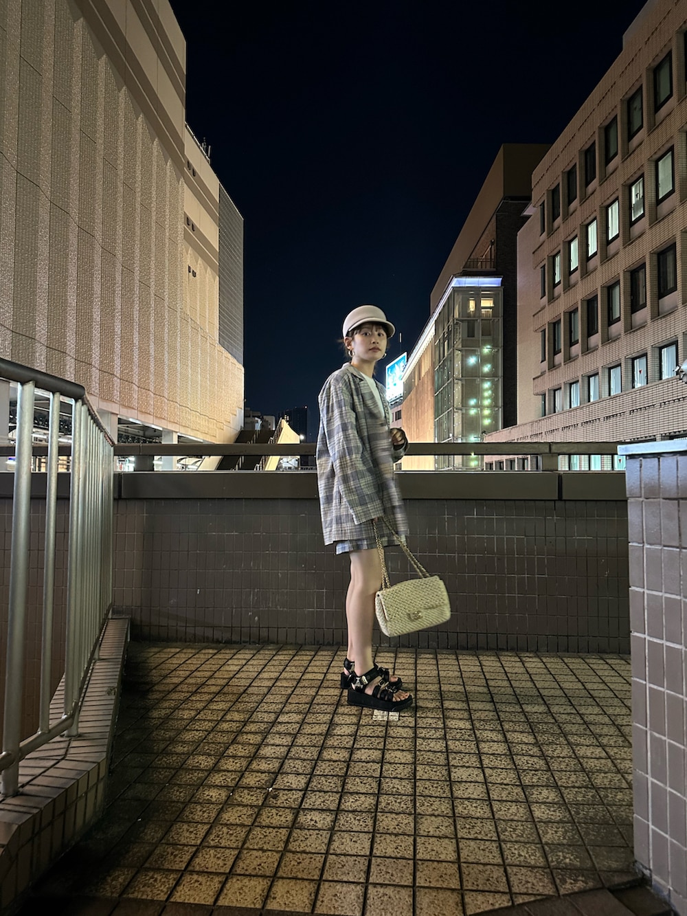 「SEA、チェック、夏コーデ、キレイめカジュアル、大人カジュアル、ハーフパンツ、SHAKA、BEAMS、B:MING by BEAMS、高橋愛、154cm」｜「SEAのチェック 2XL ジャケット（テーラードジャケット、ブルー系）」を使った、高橋愛さん（レディース・154cm）の夏コーディネートの2枚目の写真