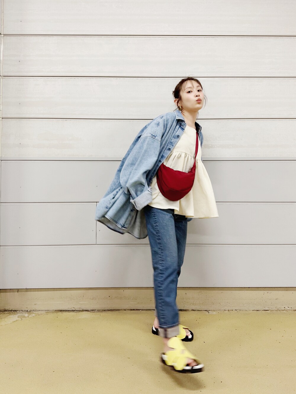 「デニムオンデニム、アンスクリア、INSCRIRE、高橋愛、154cm、titivate、CAMPER、カンペール」｜「UNIQLOのアイテム（バッグ、レッド系）」を使った、高橋愛さん（レディース・154cm）の春コーディネートの2枚目の写真
