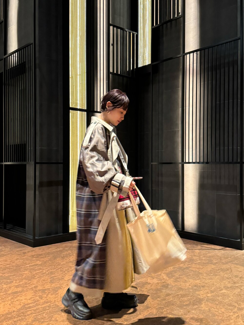 「カジュアルコーデ、春服、大人コーデ、オトナカジュアル、春服みてみて、トレンチコート、リバーシブル、高橋愛、154cm、GOKI-GENs、ゴキゲンズ、GOKI-GENs EC SHOP」｜「GOKI-GENs EC SHOPのアイテム（バッグ、ホワイト系）」を使った、高橋愛さん（レディース・154cm）の冬コーディネートの2枚目の写真