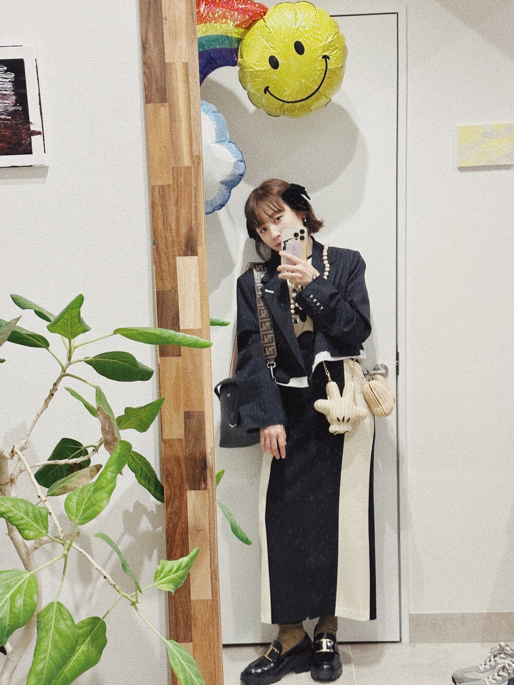 「秋服まるっと大公開、秋服準備はじめました、韓国、korea、UNITED TOKYO、Tods、ローファー、ローファー×靴下、リボン、バレッタ、ジャケット、高橋愛、154cm」｜「UNITED TOKYOのサイロンツィードロングワンピース（ワンピース、ホワイト系）」を使った、高橋愛さん（レディース・154cm）の秋コーディネートの2枚目の写真