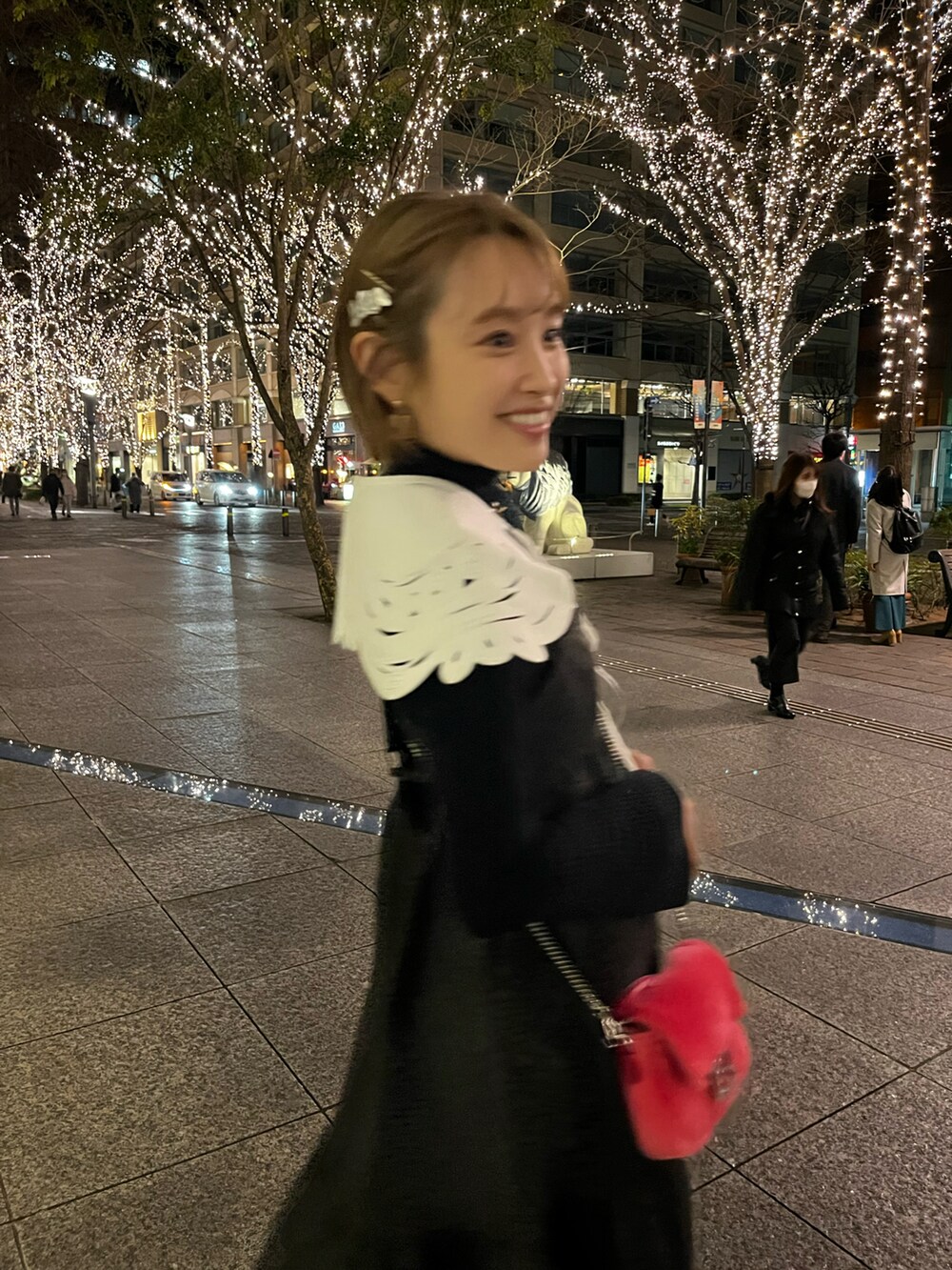 「冬コーデ、ドレスアップ、お洒落さんとつながりたい、ロングスカート、ロングワンピース、154cm、FENDI、ポシェット、大人ガーリー、ミニバッグ、maisonspecial、メゾンスペシャル、高橋愛」｜「Patouのアイテム（付け襟、ホワイト系）」を使った、高橋愛さん（レディース・154cm）の冬コーディネートの2枚目の写真