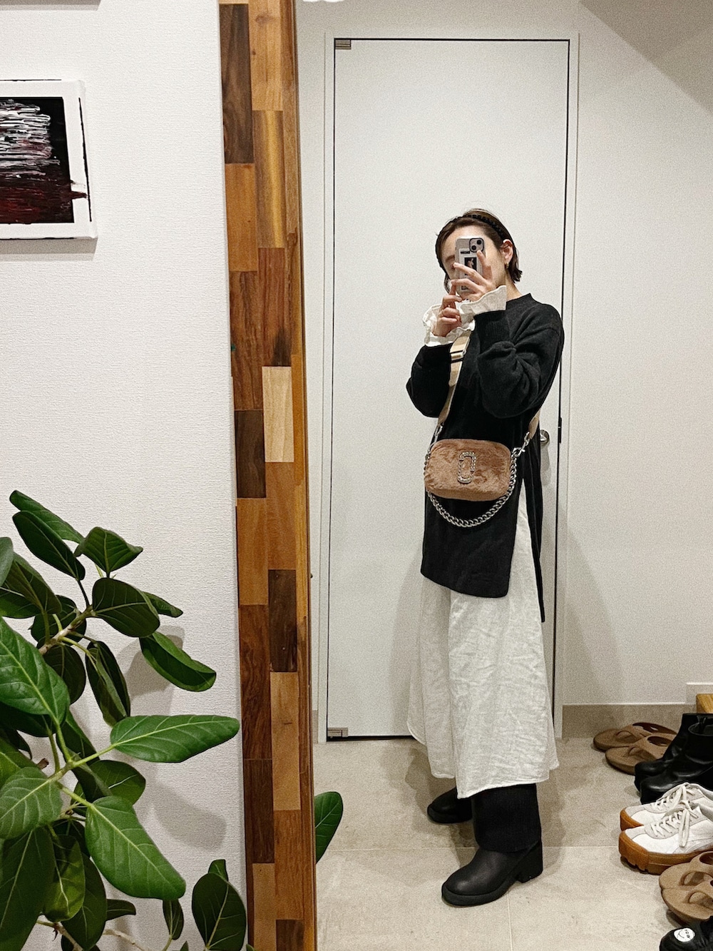 「ふくうコーデ、fukuu、高橋愛、154cm、レイヤリング、レイヤードスタイル、ニットアップ、ニット、ロングワンピース、SDGs、リサイクルウール、リサイクル」｜「MARC JACOBSのTHE PLUSH SNAPSHOT/ザ プラッシュ スナップショット（ショルダーバッグ、ピンク系）」を使った、高橋愛さん（レディース・154cm）の秋コーディネートの2枚目の写真