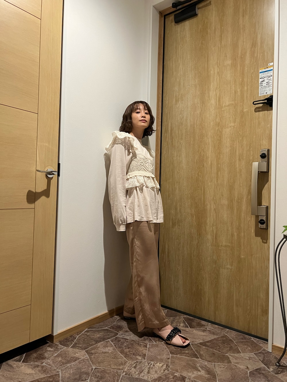 「シンプル、ゆるコーデ、ZARA、レイヤリング、レイヤードスタイル、ザラ、fukuu、ふくうコーデ、154cm、TOGA PULLA、ピンク」｜「ZARAのアイテム（ベスト、ホワイト系）」を使った、高橋愛さん（レディース・154cm）の春コーディネートの4枚目の写真