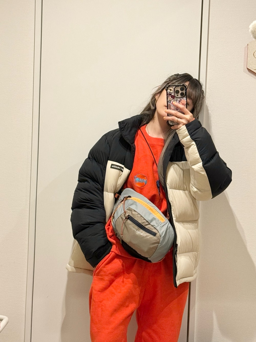 「朱色、オレンジ、セットアップ、154cm、ダウンジャケット、ダウンコート、holiday」｜「HOLIDAYのULTRA HEAVY SWEAT CREW-NECK TOPS (CIRCLE LOGO) ウルトラヘビースウェットクルーネックトップス (サークルロゴ)（スウェット、オレンジ系）」を使った、高橋愛さん（レディース・154cm）の秋コーディネートの2枚目の写真