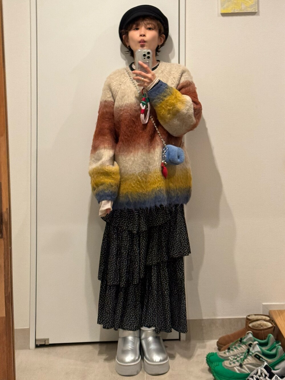 「初詣コーデ、初詣、高橋愛、154cm、キャスケット、厚手のニット、オーバーサイズ、シャギーニット、AMERICAN RAG CIE、アメリカンラグシー、ドットのスカート、noble、ベイクルーズ、UGG、シルバー」｜「AMERICAN RAG CIEの【高橋愛さんコラボ】シャギーグラデーションニットプルオーバー（ニット/セーター、ブラウン系）」を使った、高橋愛さん（レディース・154cm）の冬コーディネートの3枚目の写真