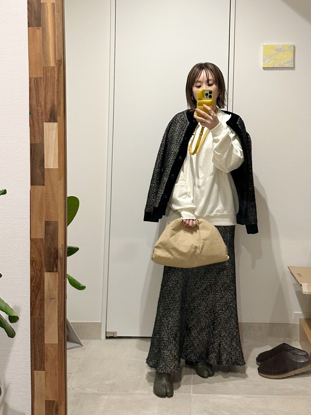 「餃子バック、ボッテガヴェネタ、BOTTEGA VENETA、高橋愛、154cm、スウェット、おでかけコーデ、キレイめ、ロングスカート、セットアップ、tabi」｜「FREAK'S STOREのアイテム（スウェット、ホワイト系）」を使った、高橋愛さん（レディース・154cm）の春コーディネートの2枚目の写真