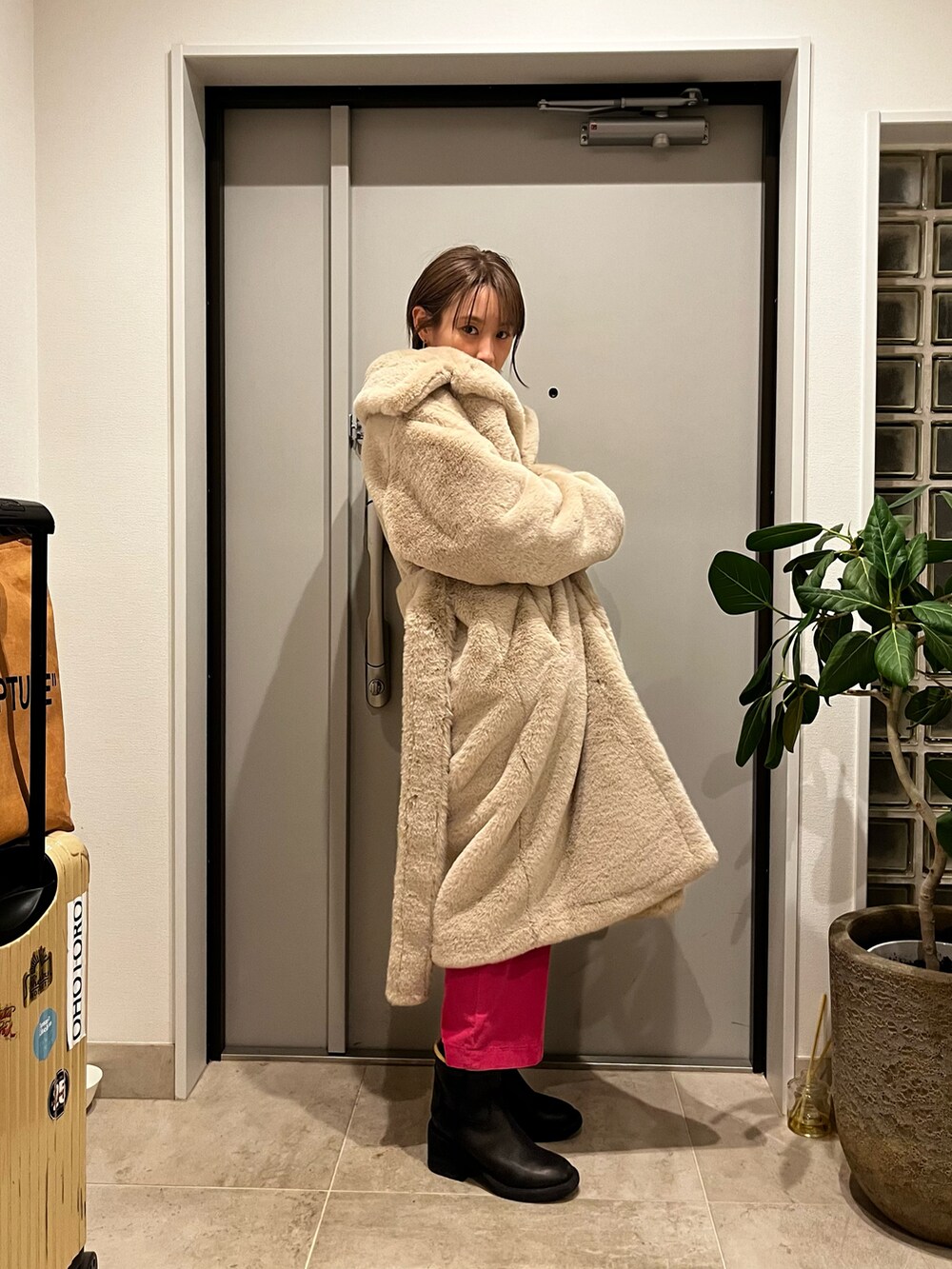 「休日スタイル、冬コーデ、クリスマスコーデ、大人カジュアル、リラックススタイル、着回しコーデ、スウェット、FREAK’Ｓ STORE、freada、フリーダ、高橋愛、154cm、ピンク、MM6」｜「VINTAGEのアイテム（スウェット、グレー系）」を使った、高橋愛さん（レディース・154cm）の冬コーディネートの2枚目の写真
