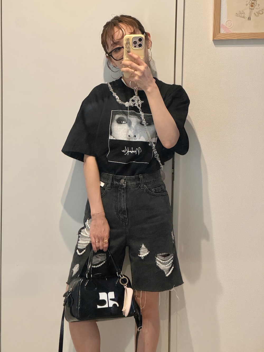 「研ナオコ、スポーツミックス、ハーフパンツ、154cm、高橋愛、KIMHEKIM、キムへキム、韓国ブランド、クレージュ、courreges、Tシャツ、デニム」｜「courregesのアイテム（バッグ、ブラック系）」を使った、高橋愛さん（レディース・154cm）の夏コーディネートの2枚目の写真