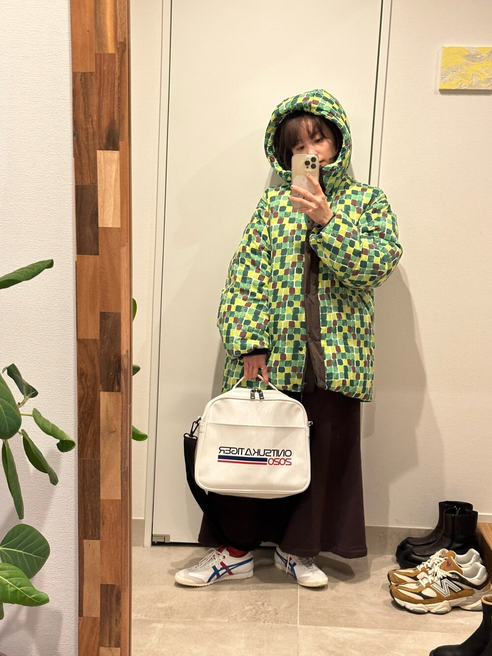 「ユニクロマルニ、UNIQLO、カラフルダウン、あったかコーデ、beautiful people、Onitsuka Tiger、オニツカタイガー、スニーカー、緑、グリーン、カットソーワンピース、高橋愛、154cm」｜「UNIQLOのアイテム（ダウンジャケット/コート、グリーン系）」を使った、高橋愛さん（レディース・154cm）の冬コーディネートの2枚目の写真