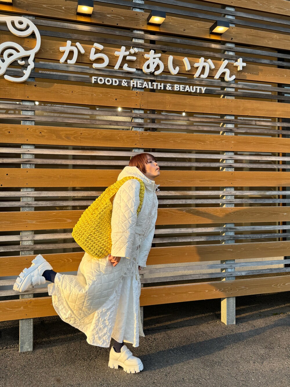 「春のおしゃ見えテクニック、春ファッション、高橋愛、154cm、PRADA、ローファー、おでかけコーデ、ELLA CANTARIA」｜「JW Andersonのアイテム（バッグ、イエロー系）」を使った、高橋愛さん（レディース・154cm）の春コーディネートの3枚目の写真