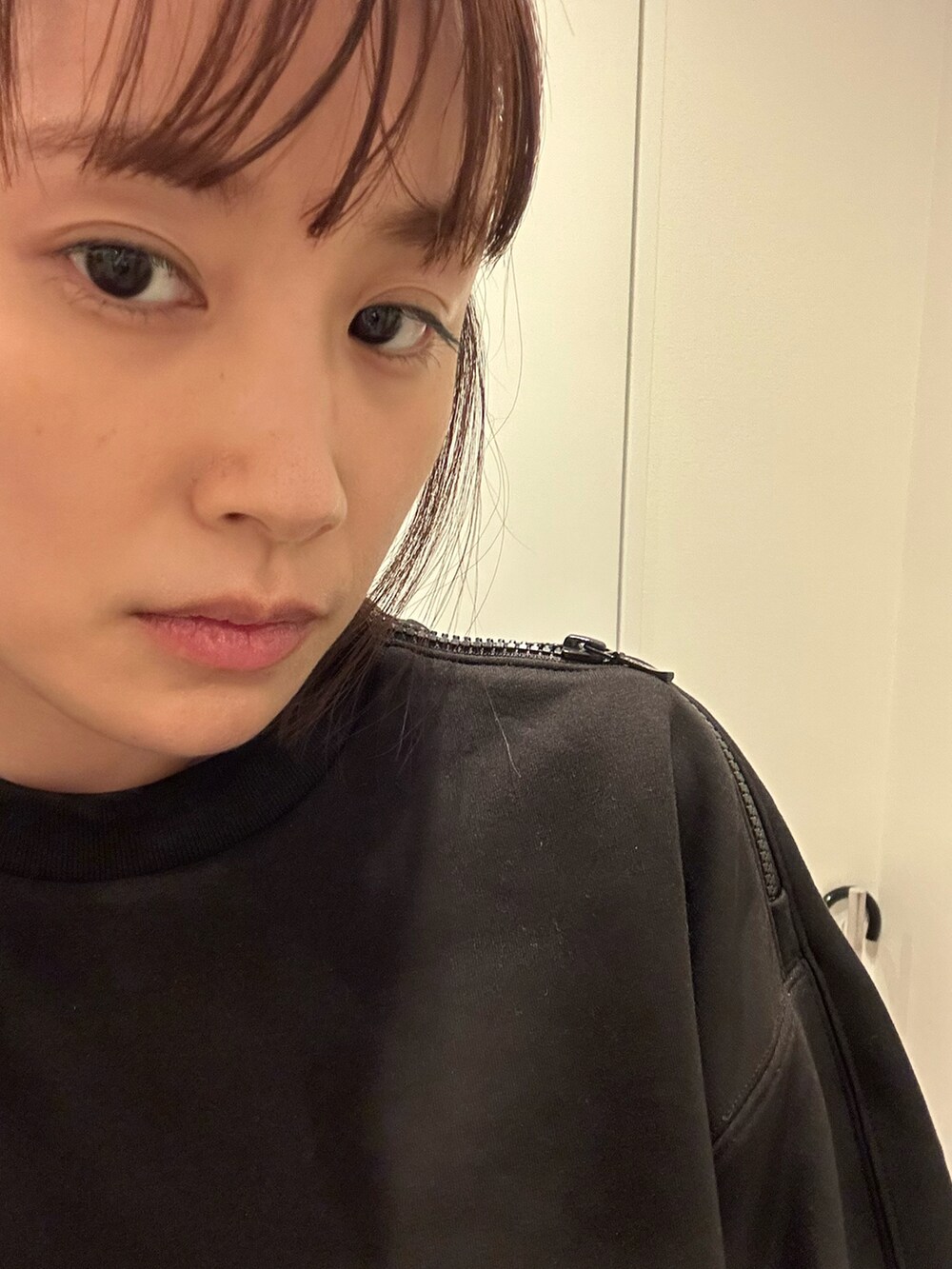 「高橋愛、高橋愛コラボ、154cm、titivate、ティティベイト、スウェット、FREAK’Ｓ STORE、フリークスストア、もこもこ、ダウンジャケット、あったかコーデ、もこもこサンダル、MM6」｜「titivateの2wayﾀﾞｳﾝﾗｲｸｼﾞｬｹｯﾄ（ダウンジャケット/コート、ブラウン系）」を使った、高橋愛さん（レディース・154cm）の秋コーディネートの2枚目の写真