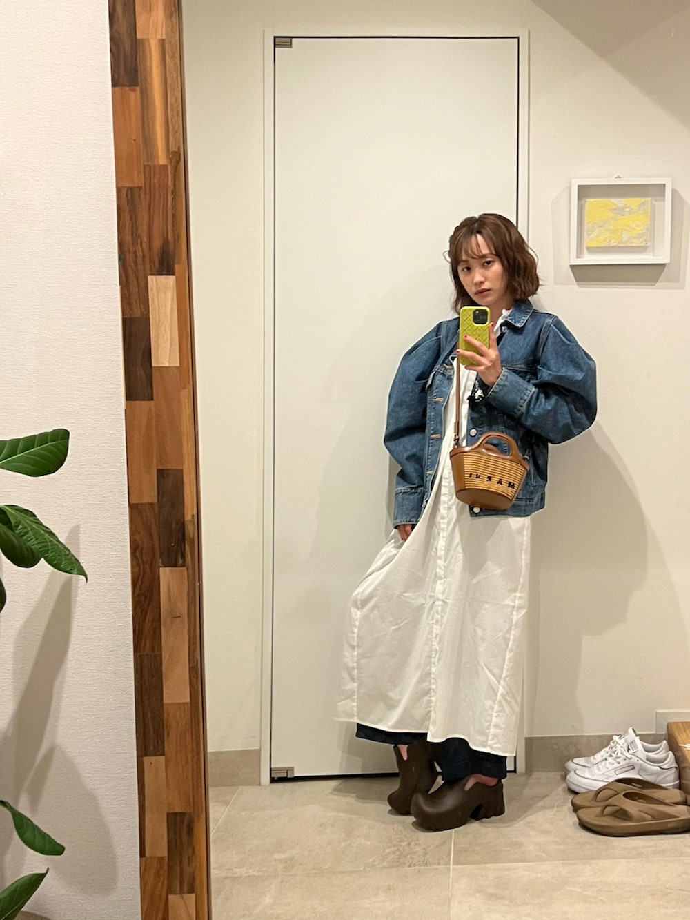 「ごきげんウィーク、大人カジュアル、シンプル、春コーデ、大人かわいい、大人女子、お出かけコーデ、きれいめカジュアル、BOTTEGA VENETA、スリッポン、高橋愛、MARNI、holiday、マロウ、154cm」｜「BOTTEGA VENETAのアイテム（スリッポン、ブラウン系）」を使った、高橋愛さん（レディース・154cm）の春コーディネートの2枚目の写真