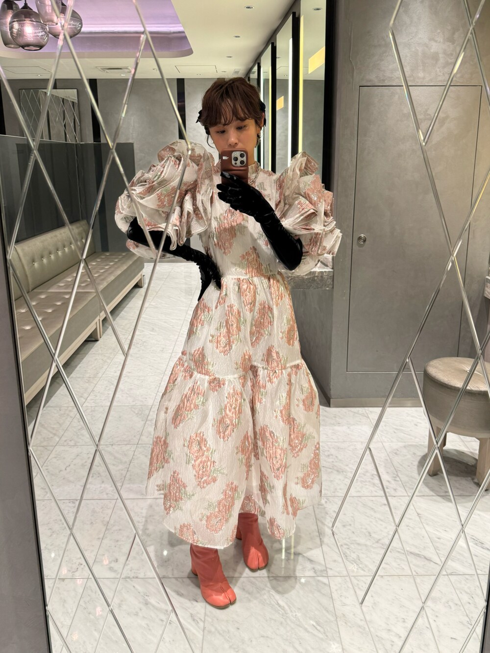 「sisterjane、お出かけコーデ、ISETAN、高橋愛、Maison Margiela、ピンクBBA、大人かわいい、154cm、ロングドレス、ショートヘア、パーマヘア」｜「Sister Janeのアイテム（ワンピース/ドレス、ホワイト系）」を使った、高橋愛さん（レディース・154cm）の冬コーディネートの2枚目の写真