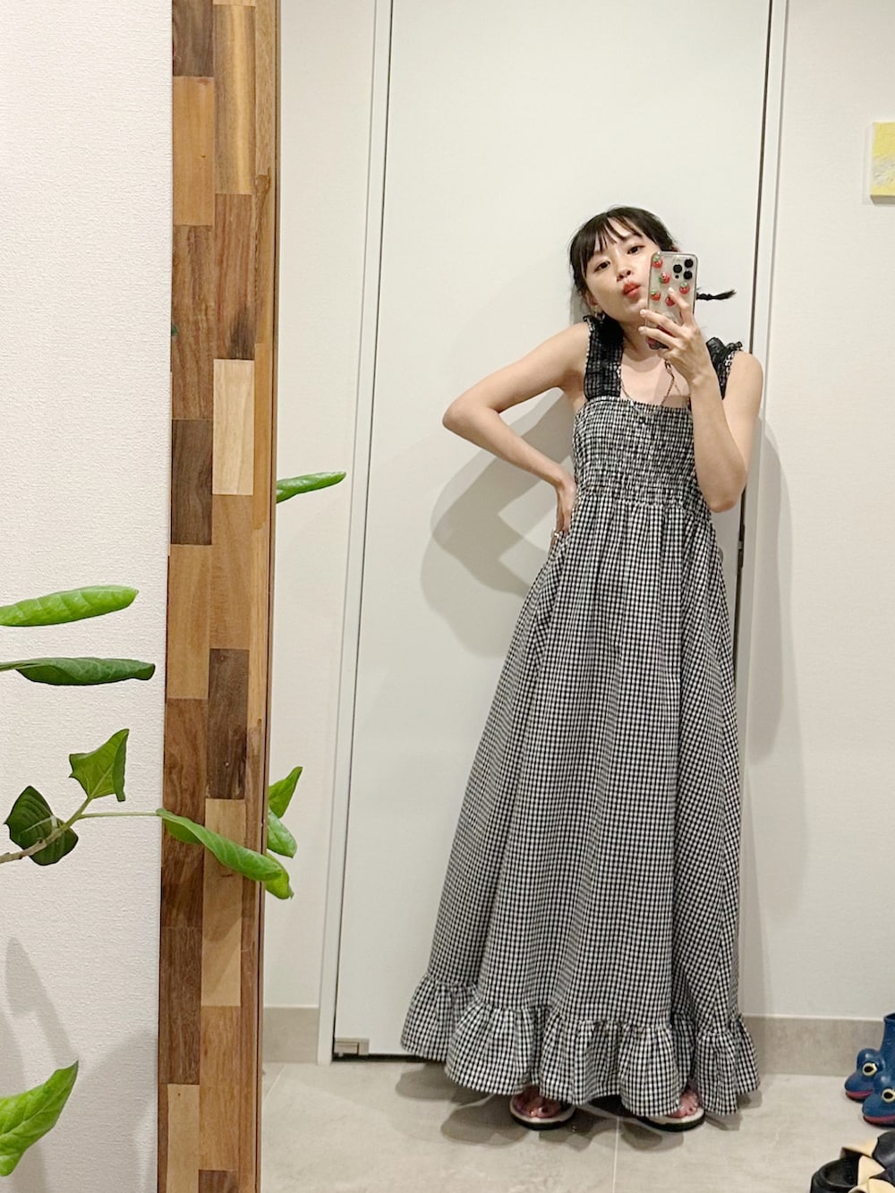 「ジュメロ、jumelle、高橋愛、154cm、あみこみヘア、編み込みヘア、ロングワンピース、ギンガムチェック、夏ファッション、アツいコーデ全部見せ、夏コーデ、おでかけコーデ、大人ガーリー、キャミワンピ、shein」｜「jumelleのcheckered op（ワンピース、ブラック系）」を使った、高橋愛さん（レディース・154cm）の夏コーディネートの3枚目の写真