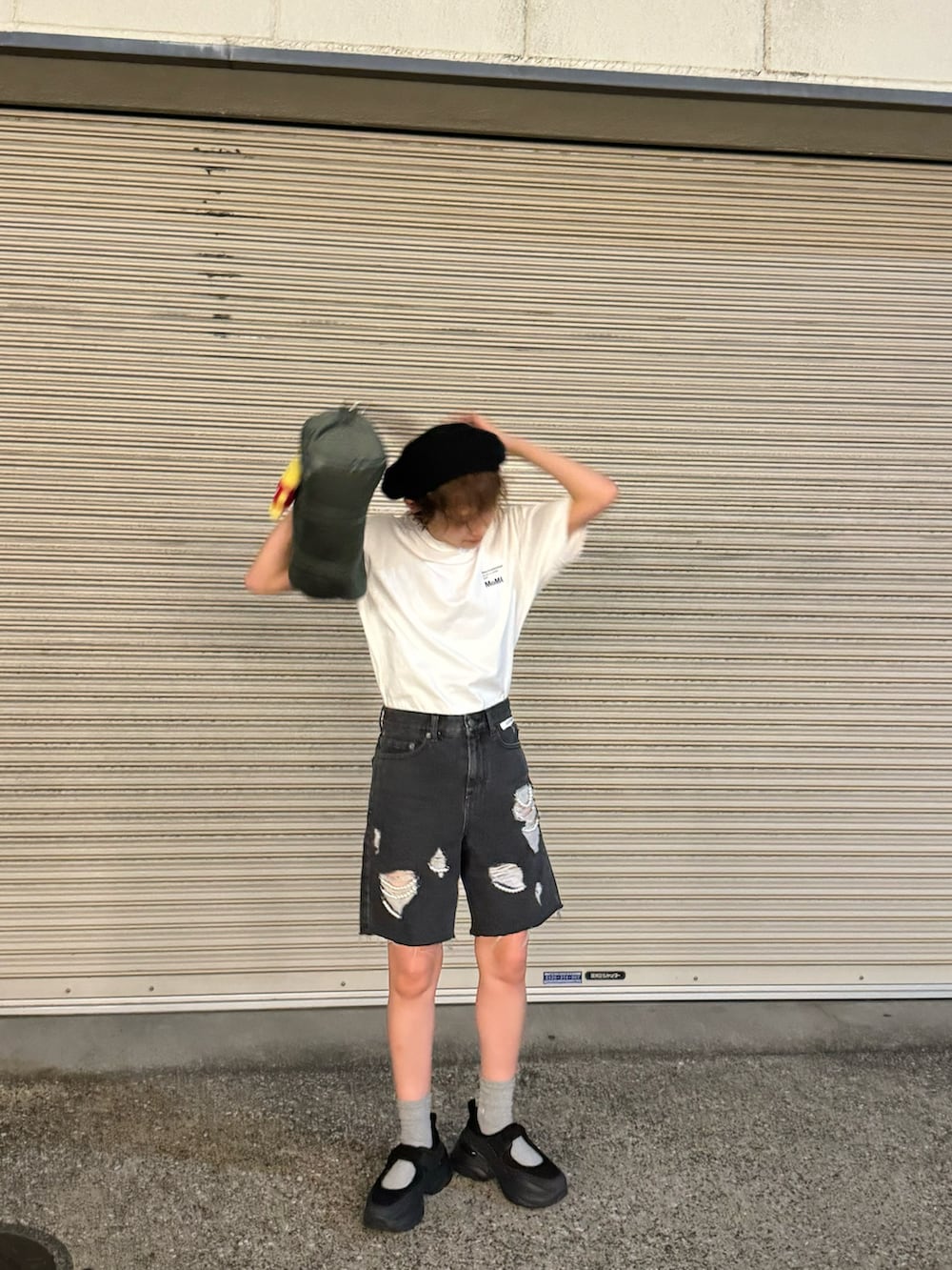 「UT、プチプラ、メンズライク、キムへキム、KIMHEKIM、高橋愛、154cm、PORTER、MoMA、beautiful people」｜「UNIQLOのアイテム（Tシャツ/カットソー、ホワイト系）」を使った、高橋愛さん（レディース・154cm）の夏コーディネートの2枚目の写真