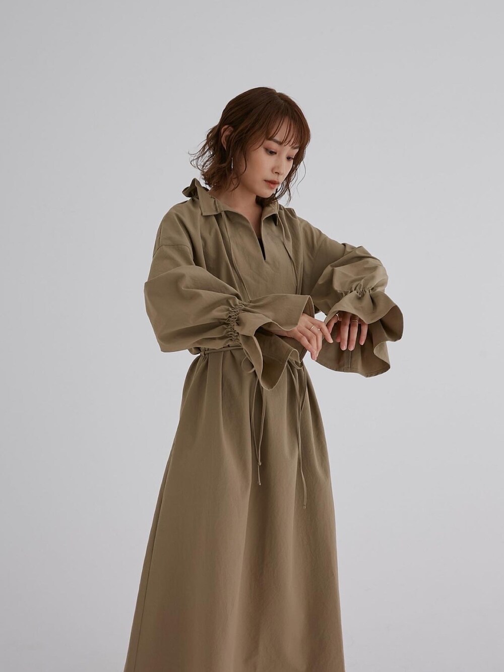 「WEARハロウィン2022、シンプルコーデ、秋冬コーデ、大人カジュアル、ラクチンコーデ、高橋愛、妊婦さんでもいけます、154cm、レイヤリング、2wayワンピース、ベージュ、軽アウターワンピ」｜「fukuuのリサイクルポリエステル100% 2way 大人ワンピース（ワンピース、ベージュ系）」を使った、高橋愛さん（レディース・154cm）の秋コーディネートの4枚目の写真