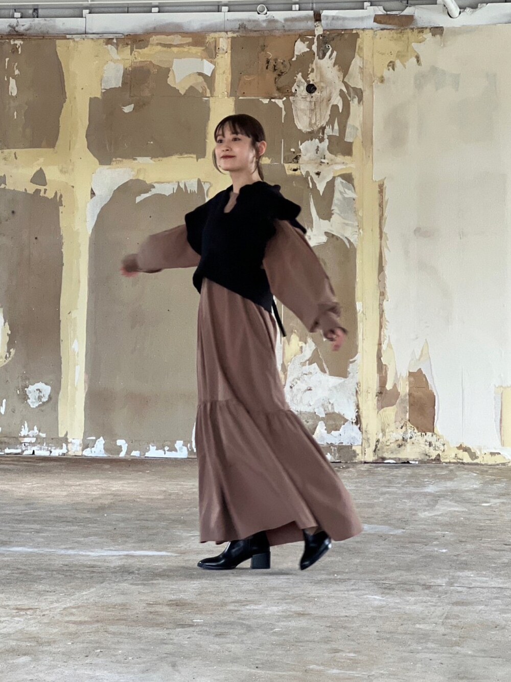 「レイヤリング、レイヤードスタイル、ニットベスト、高橋愛、高橋愛コラボ、AMERICAN RAG CIE、ラグシー愛、154cm、ロングワンピース、アメリカンラグシー」｜「AMERICAN RAG CIEの【高橋愛さんコラボ】フリルニットビスチェ（ベスト、ブラック系）」を使った、高橋愛さん（レディース・154cm）の秋コーディネートの3枚目の写真