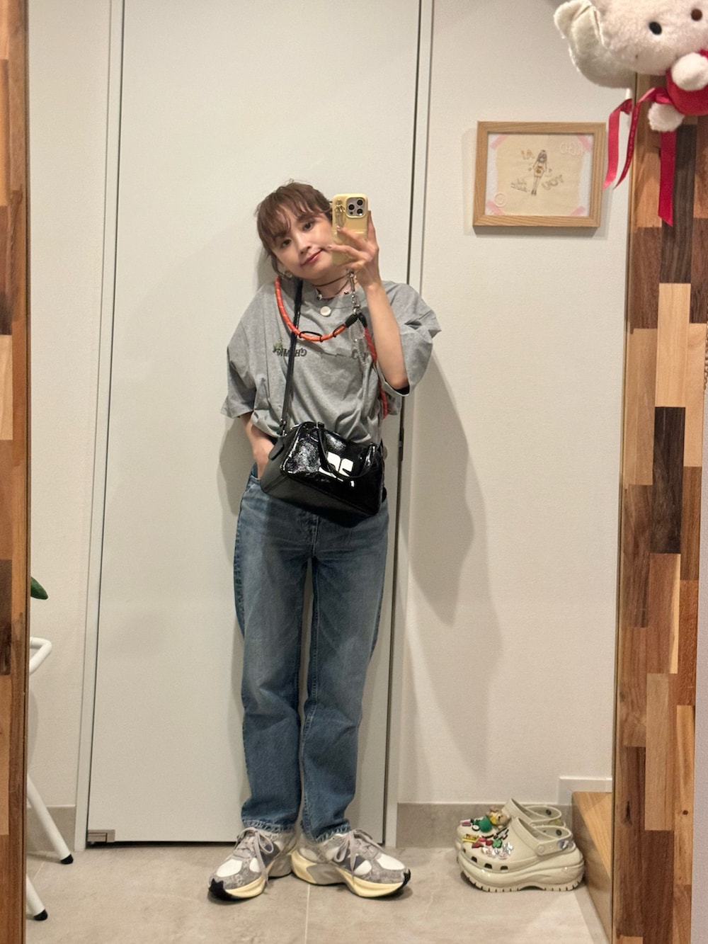「カジュアル、ラフ、スニーカー、スニーカーコーデ、154cm、高橋愛、BLACKBYMOUSSY、New Balance、デニム、Tシャツ、Tシャツ×デニム、Champion、クレージュ」｜「Championのアイテム（Tシャツ/カットソー、グレー系）」を使った、高橋愛さん（レディース・154cm）の夏コーディネートの2枚目の写真