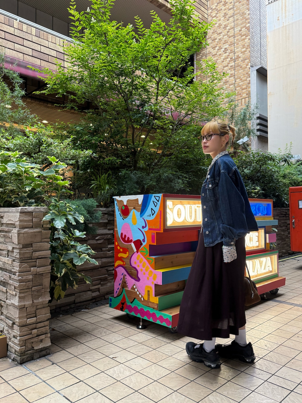 「デニム、Levi's、リーバイス、高橋愛、池袋、SALOMON、MM6、靴下×スニーカー、千と千尋の神隠し、LOEWE、ユニクロ、ユニクロシー、UNIQLO C」｜「UNIQLOのアイテム（ワンピース/ドレス、パープル系）」を使った、高橋愛さん（レディース・154cm）の春コーディネートの2枚目の写真