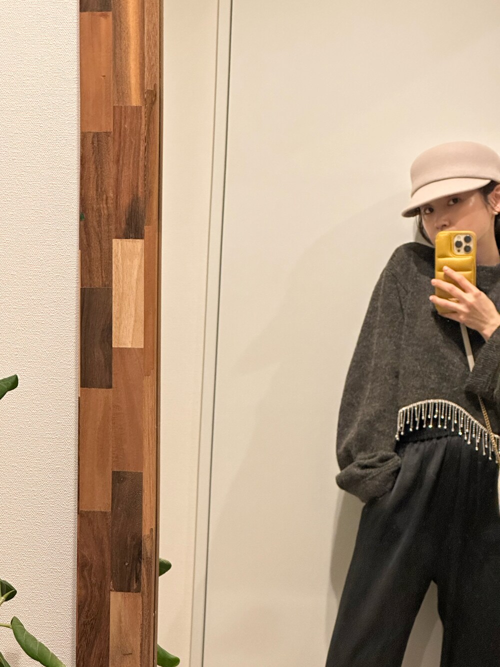 「シンプルコーデ、ダークトーンコーデ、fukuu、ふくうコーデ、高橋愛、154cm、春夏コーデ、帽子、キャスケット、足袋スニーカー、NIKE」｜「ZARAのアイテム（ニット/セーター、グレー系）」を使った、高橋愛さん（レディース・154cm）の春コーディネートの2枚目の写真
