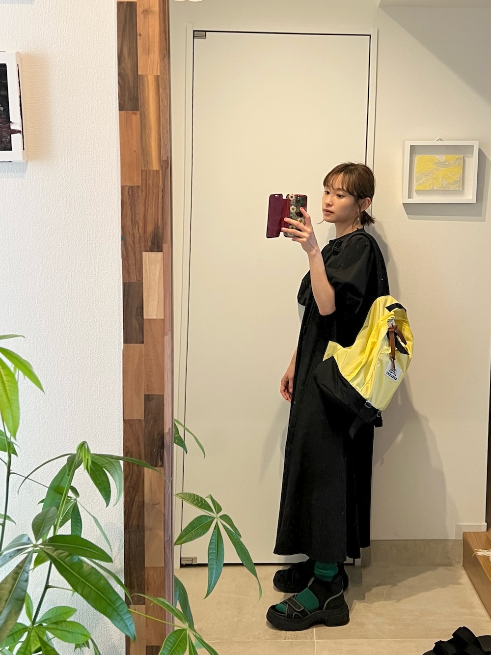 「夏コーデ、モノトーン、ラフ、ラクチンコーデ、154cm、高橋愛、FREAK’Ｓ STORE、フリークスストア、きいろといえばわたし、バックパック、リュックサック、リュック」｜「FREAK'S STOREのGREGORY × FREAK'S STORE/グレゴリー 別注FINEDAY YELLOW/別注ファインデイイエロー(デイパック)（バックパック/リュック、イエロー系）」を使った、高橋愛さん（レディース・154cm）の夏コーディネートの2枚目の写真
