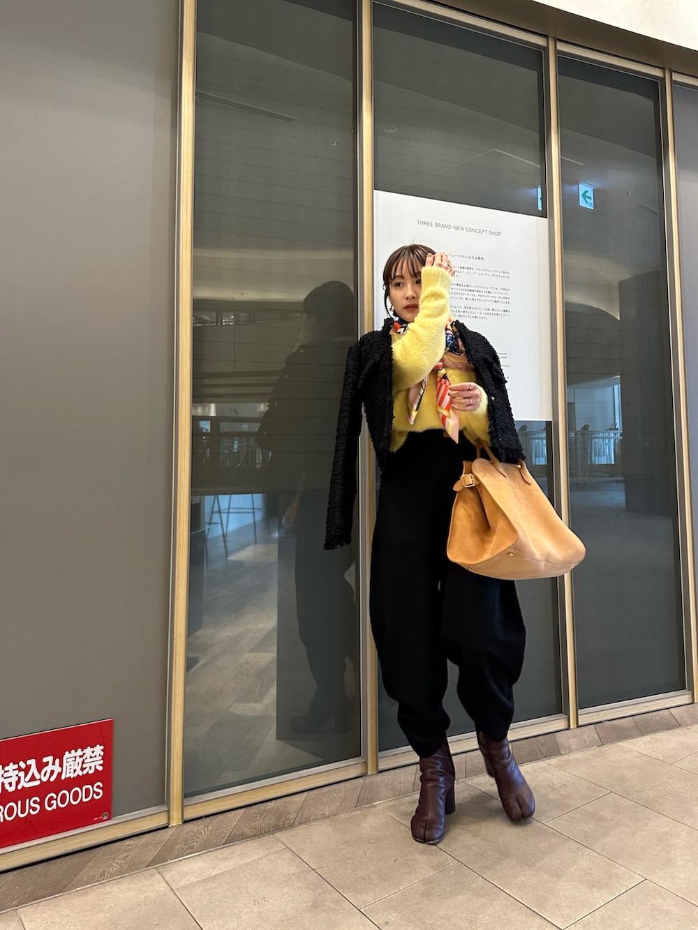 「宝塚、宝塚観劇、観劇コーデ、観劇スタイル、韓国ブランド、きいろといえばわたし、The Row、高橋愛、154cm、Maison Margiela、エルメス、スカーフ」｜「THE ROWのアイテム（バッグ、イエロー系）」を使った、高橋愛さん（レディース・154cm）の春コーディネートの2枚目の写真
