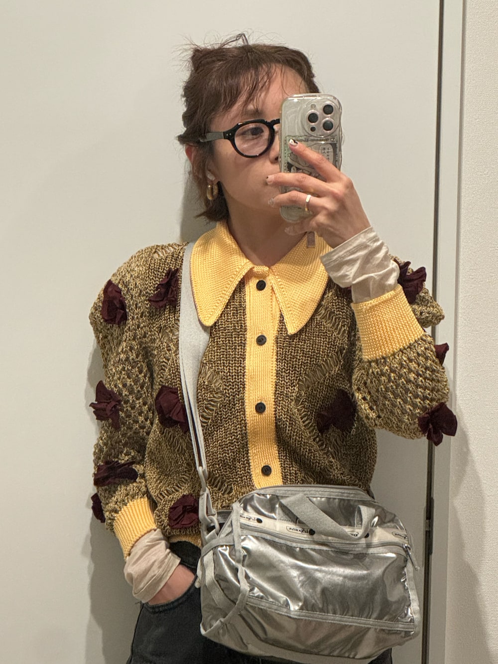 「夏コーデ、雨の日コーデ、154cm、BOTTEGA VENETA、ボッテガヴェネタ、高橋愛、長靴、ラバーブーツ、パドルブーツ、KIMHEKIM、キムへキム、ハーフパンツ、レスポートサック」｜「TOGA PULLAのアイテム（カーディガン/ボレロ、イエロー系）」を使った、高橋愛さん（レディース・154cm）の夏コーディネートの2枚目の写真