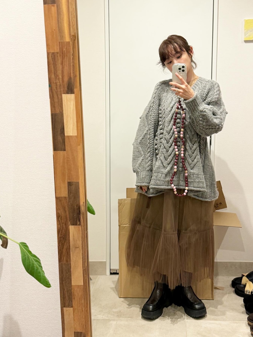 「ファッションを楽しもう、ニットが着たい、ニット、Knit 2023、チュールスカート、エストラータ、venit、ボリュームニット、ロングスカート、厚底ブーツ、MARNI、マルニ、高橋愛」｜「venitのアイテム（ニット/セーター、グレー系）」を使った、高橋愛さん（レディース・154cm）の秋コーディネートの2枚目の写真