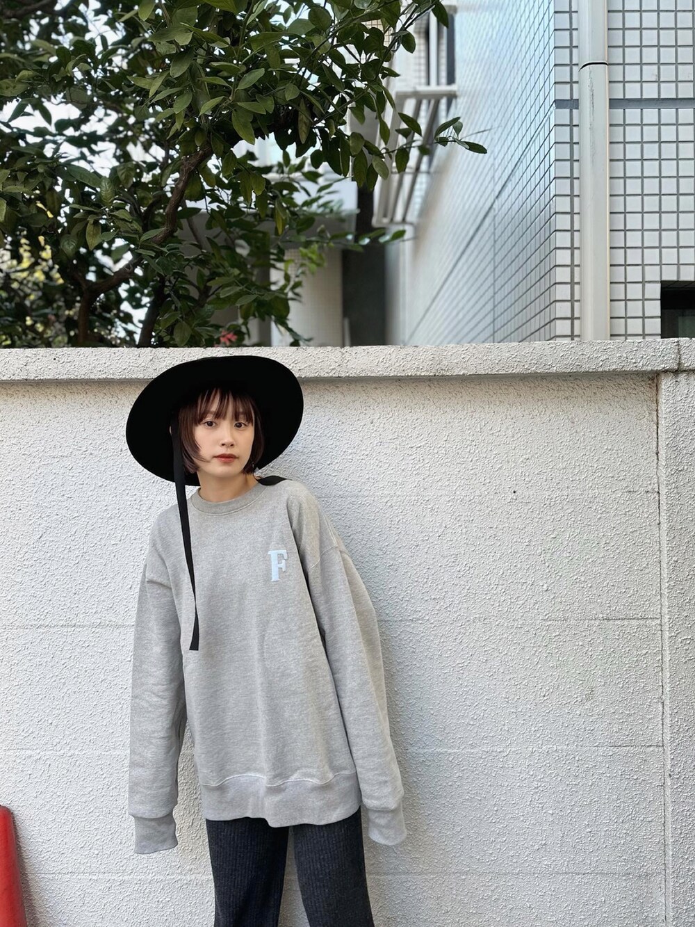 「オトナカジュアル、ニットコーデ、スウェット、ニットパンツ、fukuu、ふくうコーデ、高橋愛、154cm、F、ニット、リブニット、ハット、La Maison de lyllis」｜「fukuuのコットン100% ワンポイントシンプルスウェット（スウェット、グレー系）」を使った、高橋愛さん（レディース・154cm）の冬コーディネートの2枚目の写真