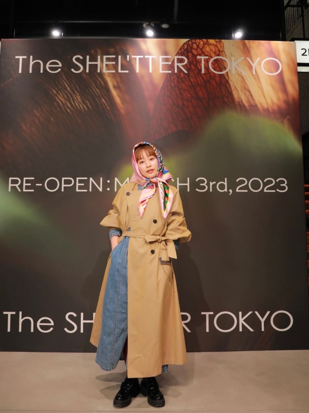 「スカーフ、スカーフアレンジ、スカーフスタイル、エルメス、エルメススカーフ、HERMES、高橋愛、154cm、トレンチコート、moussy、マウジー、デニム、デニムワンピース、ローファー、MIUMIU」｜「MOUSSYのCOLLARLESS TRENCH コート（トレンチコート、ベージュ系）」を使った、高橋愛さん（レディース・154cm）の春コーディネートの2枚目の写真