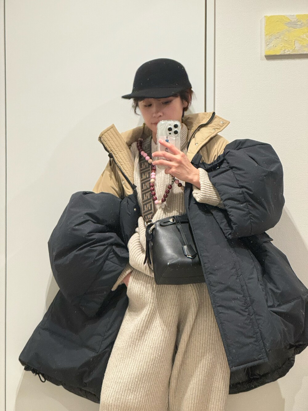 「77circa、ナナナナサーカ、水川あさみさんコラボ、冬のコーデ、ニットアップ、高橋愛、sacai、厚めのアウター、ビッグシルエット、セットアップ、スニーカー、UNIQLO」｜「77circaのアイテム（パンツ、ベージュ系）」を使った、高橋愛さん（レディース・154cm）の冬コーディネートの3枚目の写真