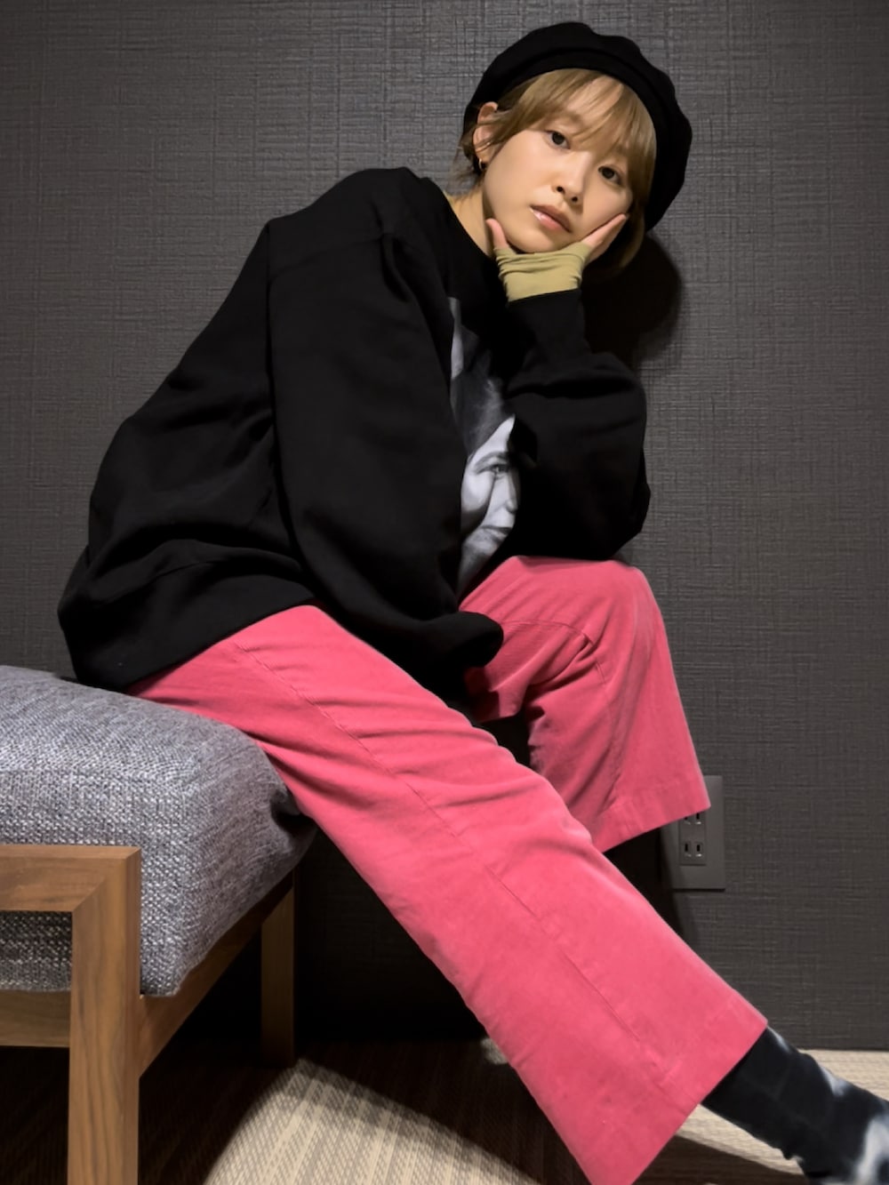 「着回しコーデ、ピンク、ピンクパンツ、コーデュロイ、高橋愛、ビョーク、EIGHTAM、エイタム、足袋ソックス、béret、ベレー帽、KIJIMA TAKAYUKI、154cm、スウェット、ストリート」｜「KIJIMA TAKAYUKIの【別注】KIJIMA TAKAYUKI×EDITION ゴートスエード ベレー帽（ハンチング/ベレー帽、ブラック系）」を使った、高橋愛さん（レディース・154cm）の冬コーディネートの2枚目の写真