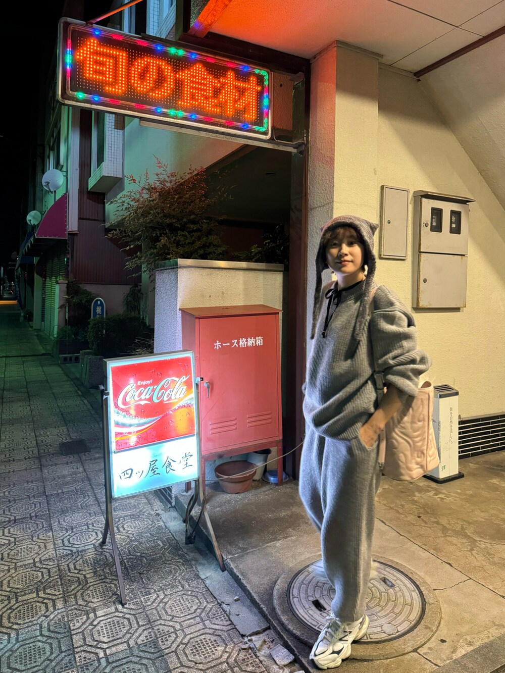 「ワントーンコーデ、グレーコーデ、高橋愛、77circa、ナナナナサーカ、154cm、スニーカー、New Balance、ニット帽、BEAMS」｜「NEW BALANCEの90/60（スニーカー、ホワイト系）」を使った、高橋愛さん（レディース・154cm）の冬コーディネートの2枚目の写真