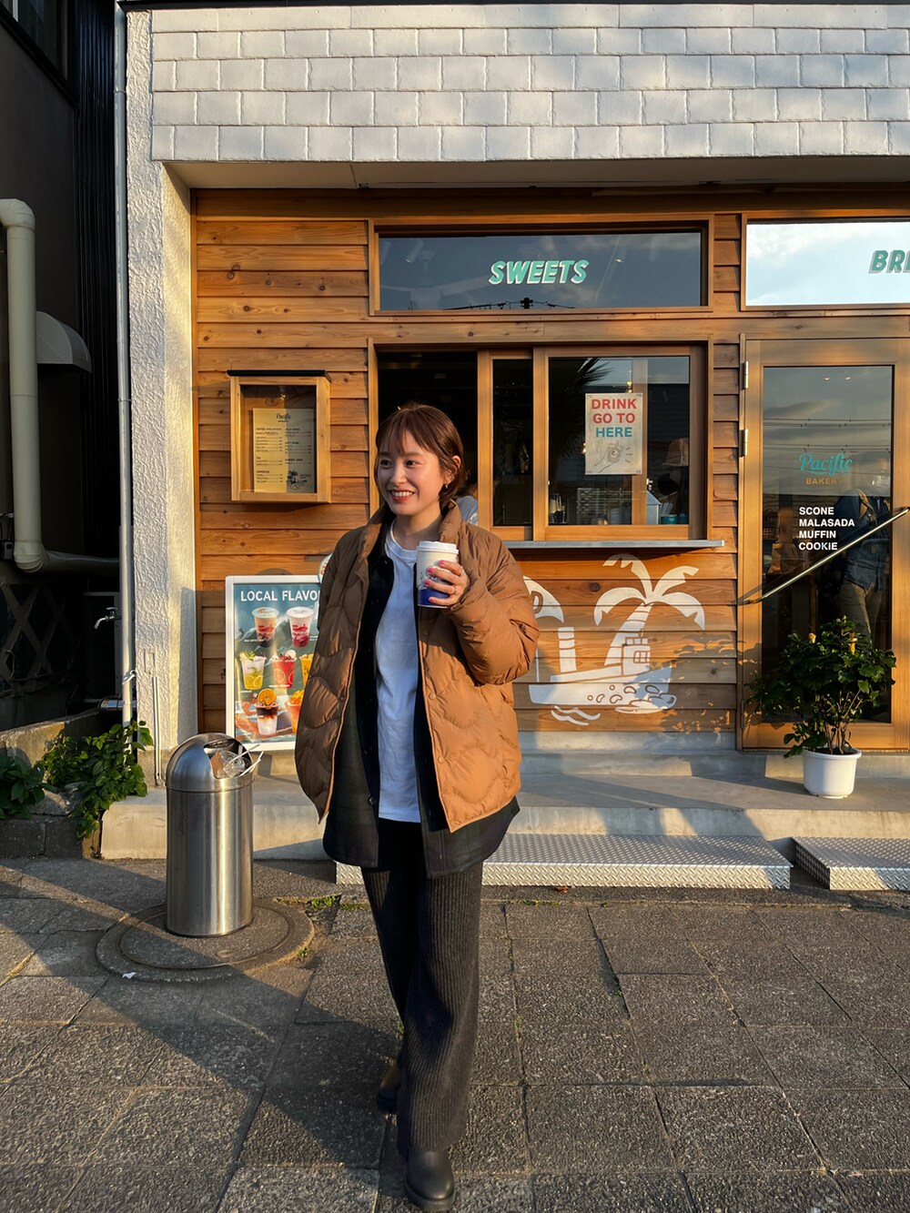 「ボーイッシュ、ストリート、MM6、pacific bakery、UNIQLO、ユニセックス、メンズ、154cm、高橋愛、ロンT、リサイクルニット、fukuu、ふくうコーデ、リブニット、ニットパンツ」｜「UNIQLOのアイテム（ダウンジャケット/コート、ブラウン系）」を使った、高橋愛さん（レディース・154cm）の秋コーディネートの2枚目の写真
