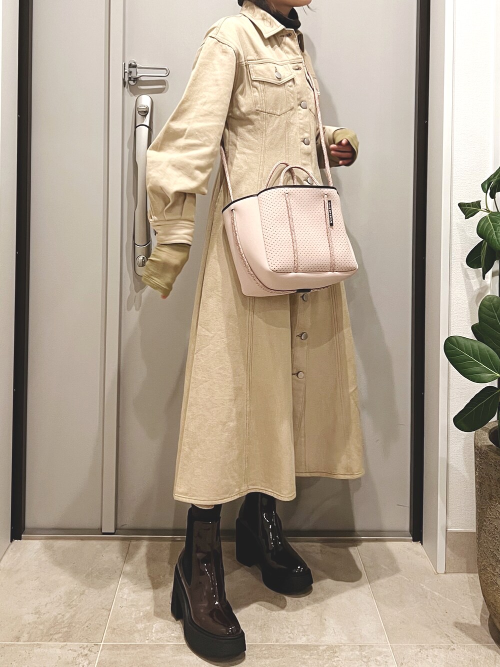 「春コーデ、オトナカジュアル、シンプル、ベージュ、CHARLES＆KEITH、チャールズ＆キース、高橋愛、高橋愛コラボ、154cm」｜「CHARLES & KEITHのアイテム（ブーツ、レッド系）」を使った、高橋愛さん（レディース・154cm）の春コーディネートの2枚目の写真