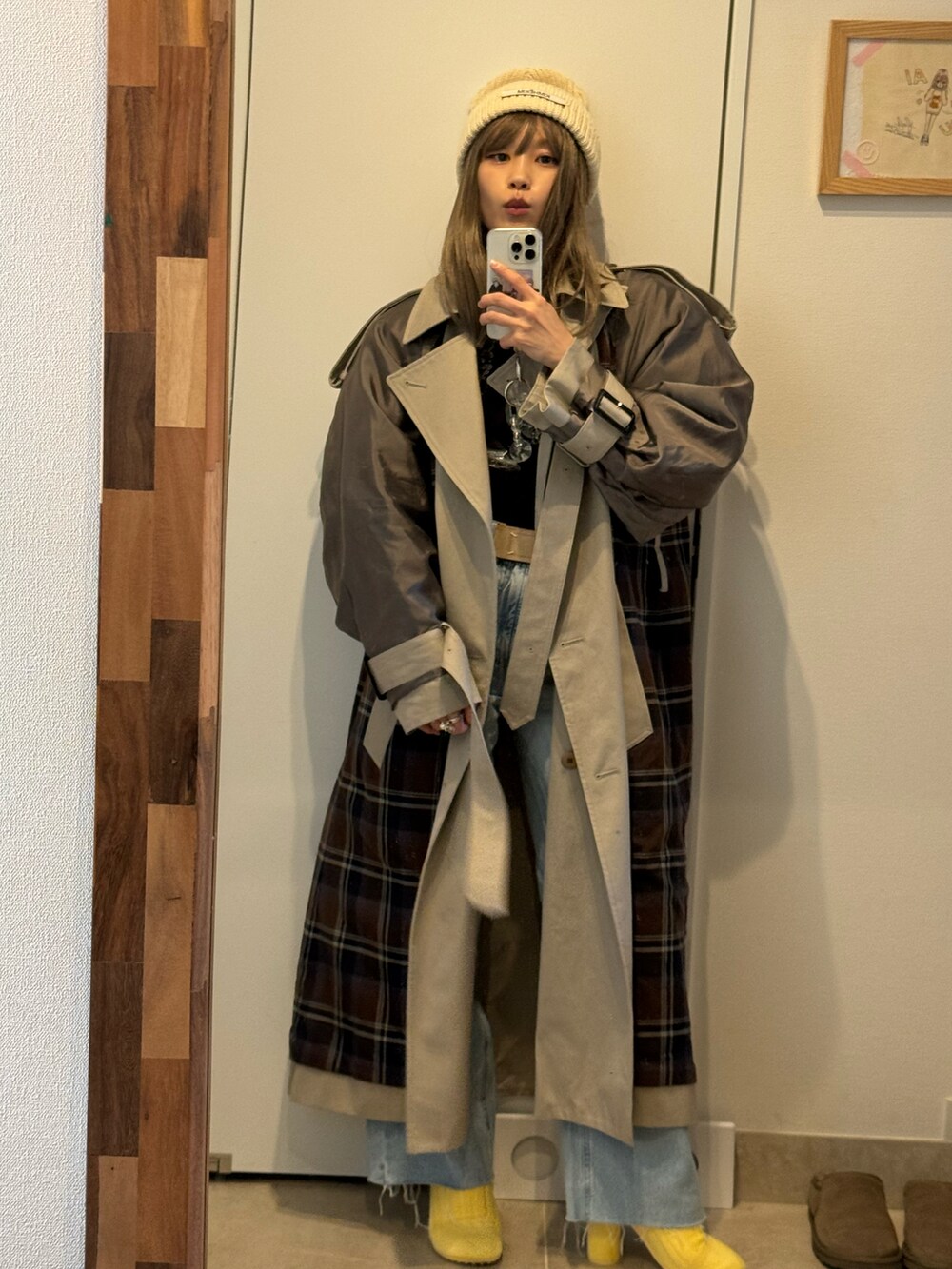 「はつおろし、一粒万倍日、3.15、春のおしゃ見えテクニック、トレンチコート、アイレネ、IRENE、UNIQLO C、UNIQLO、ユニクロシー、高橋愛、ニットブーツ」｜「KIMHĒKIMのアイテム（ニットキャップ/ビーニー、ホワイト系）」を使った、高橋愛さん（レディース・154cm）の春コーディネートの2枚目の写真