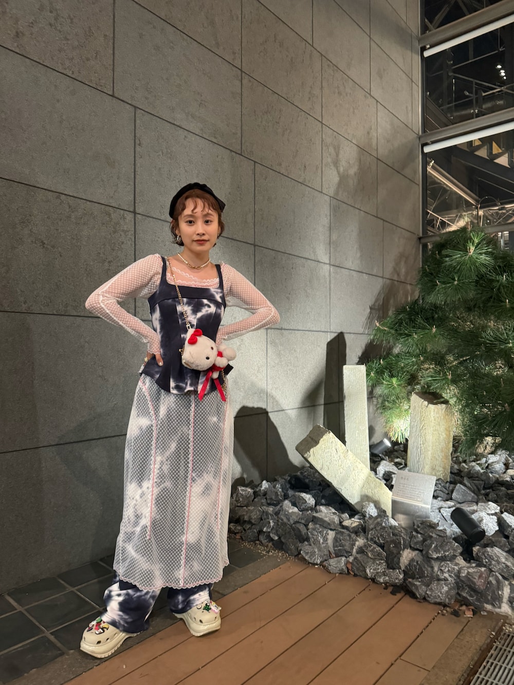 「メゾンスペシャル、メゾスペ、maisonspecial、レイヤードスタイル、レースワンピース、BEAMS、高橋愛、154cm、夏コーデ、ジャージ素材、クロックス、厚底クロックス」｜「MAISON SPECIALのアイテム（セットアップ、ブルー系）」を使った、高橋愛さん（レディース・154cm）の夏コーディネートの2枚目の写真