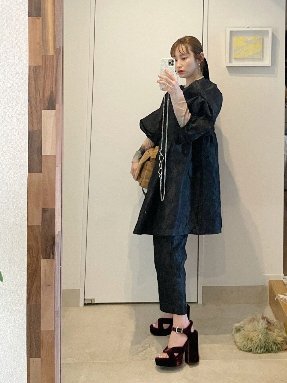 「set up、perna、ペルナ、高橋愛、BOTTEGA VENETA、モード、ブラックコーデ、ヒール」｜「PERNAのジャガードパンツ（セットアップ対応）（その他パンツ、ブラック系）」を使った、高橋愛さん（レディース・154cm）の春コーディネートの2枚目の写真