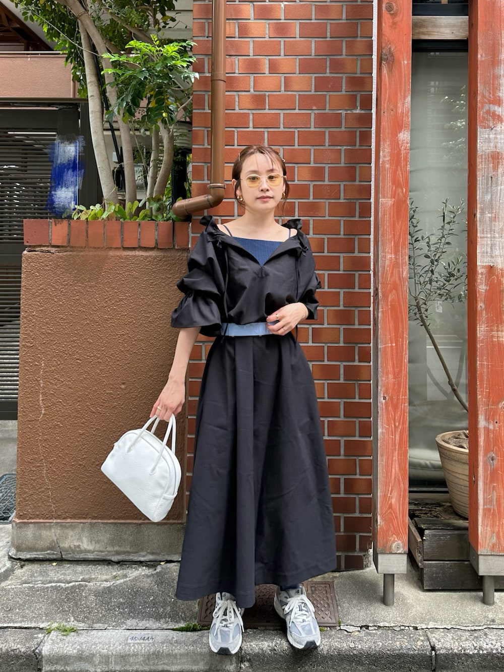 「fukuu、ふくうコーデ、高橋愛、オフショル、ロングワンピース、Aeta、TOMORROWLAND、New Balance」｜「fukuuのリサイクルポリエステル100% 2way 大人ワンピース（ワンピース、ブラック系）」を使った、高橋愛さん（レディース・154cm）の春コーディネートの2枚目の写真