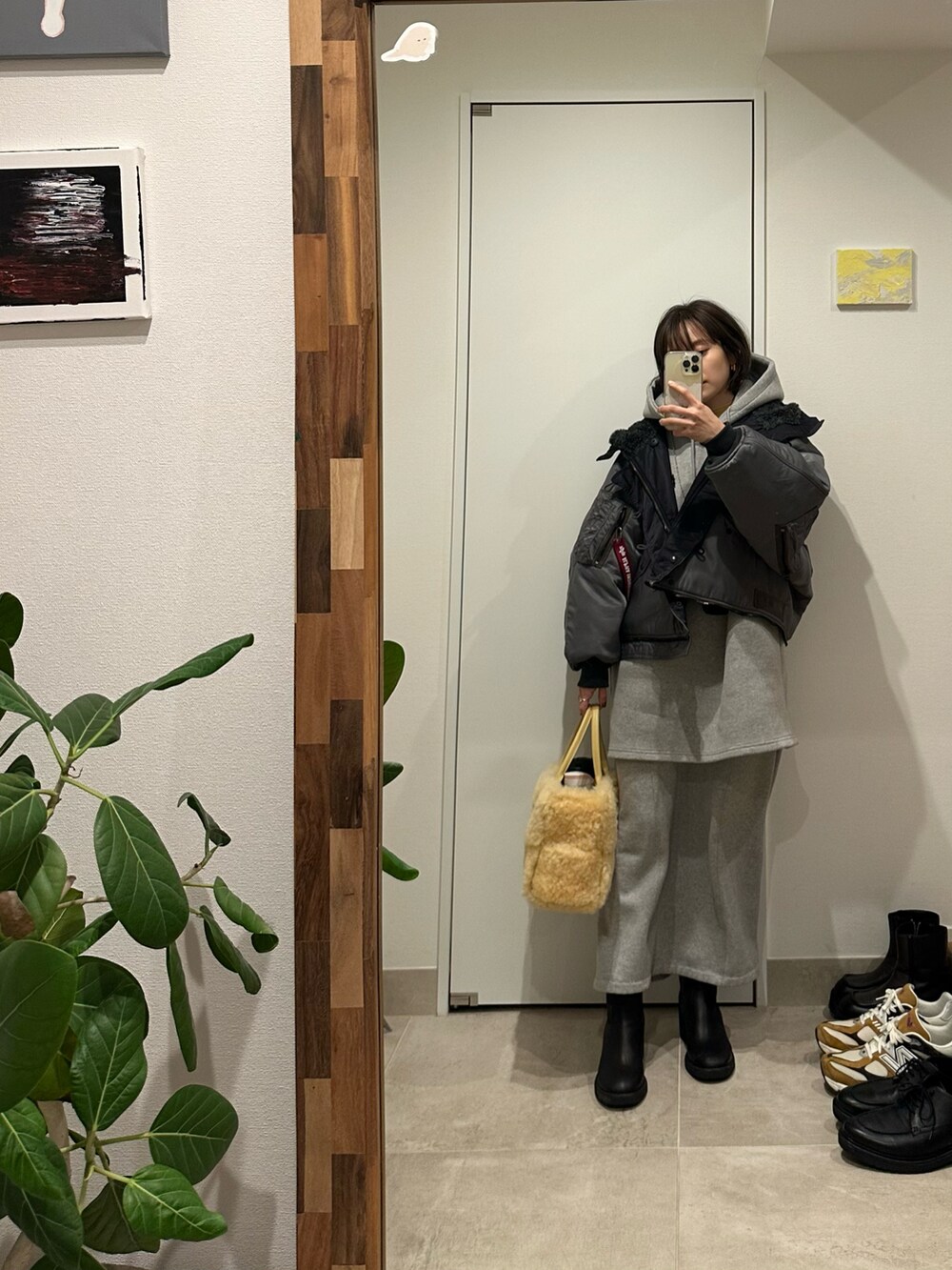 「スウェット、グレーコーデ、セットアップ、モードカジュアル、beautiful people、bp、BOTTEGA VENETA、ボッテガヴェネタ、MM6、高橋愛」｜「beautiful peopleのアイテム（MA-1、グリーン系）」を使った、高橋愛さん（レディース・154cm）の冬コーディネートの2枚目の写真