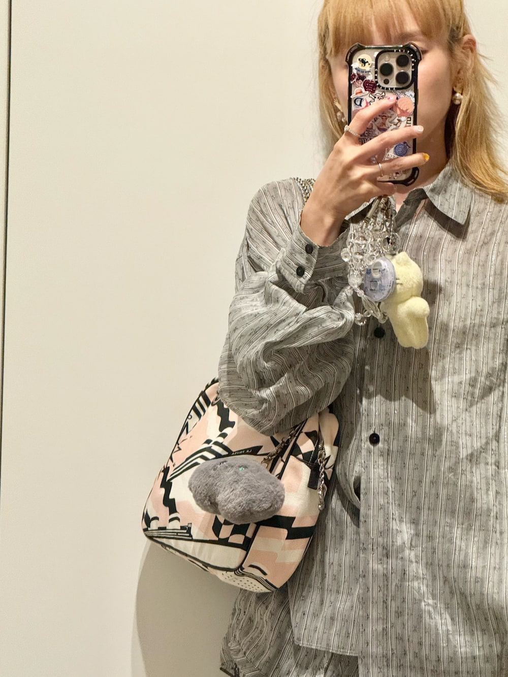 「今の気分、グレーな気分、グレー、🩶、高橋愛、ストライプシャツ、ハーフパンツ、irene」｜「IRENEのレーストリムエプロンテイラードショーツ / Lace Trim Apron Tailored Short（その他パンツ、グレー系）」を使った、高橋愛さん（レディース・154cm）の夏コーディネートの2枚目の写真